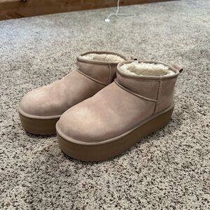 Women's platform UGGS